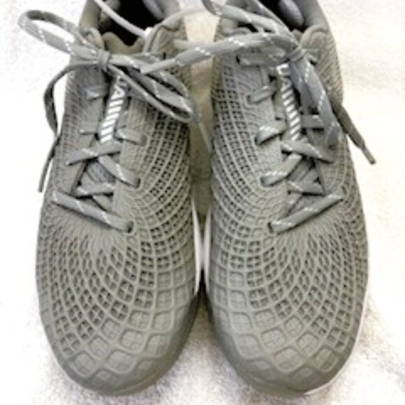 Under Armour Glyde 2.0 Softball Cleat in gray/metallic silver NWOT Size 9 - Picture 1 of 9